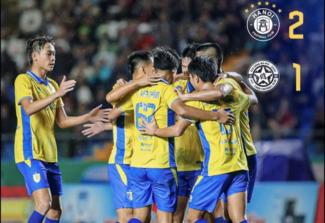 Giao diện người dùng của 678win App iOS với các trò chơi cá cược và nút điều hướng rõ ràng.